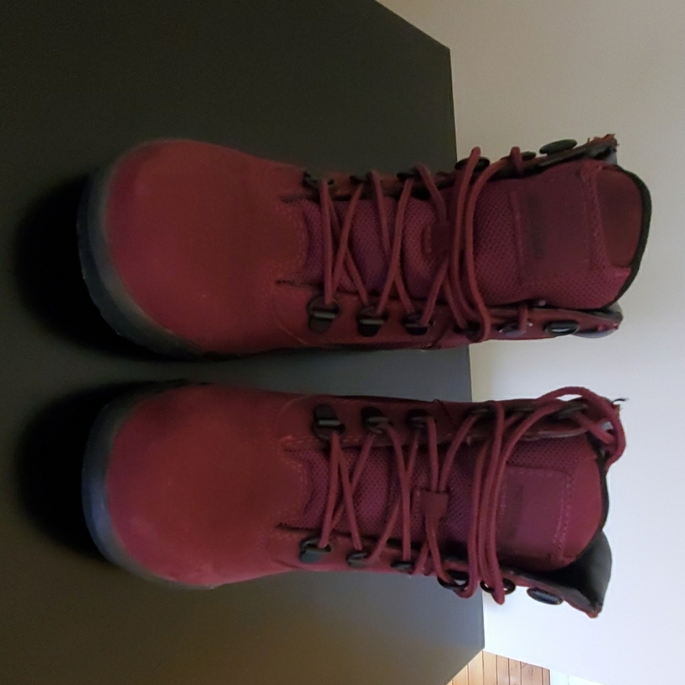 Burgundy timberlands. Only worn twice!